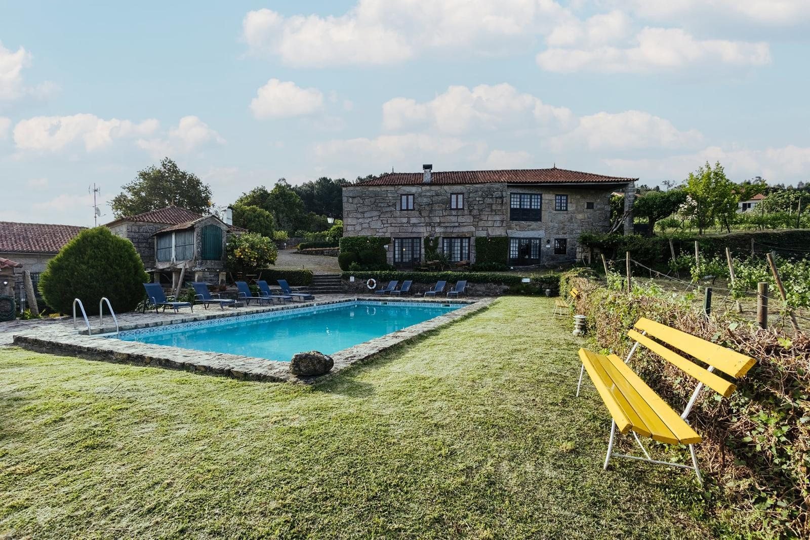 Piscine et maison en pierre